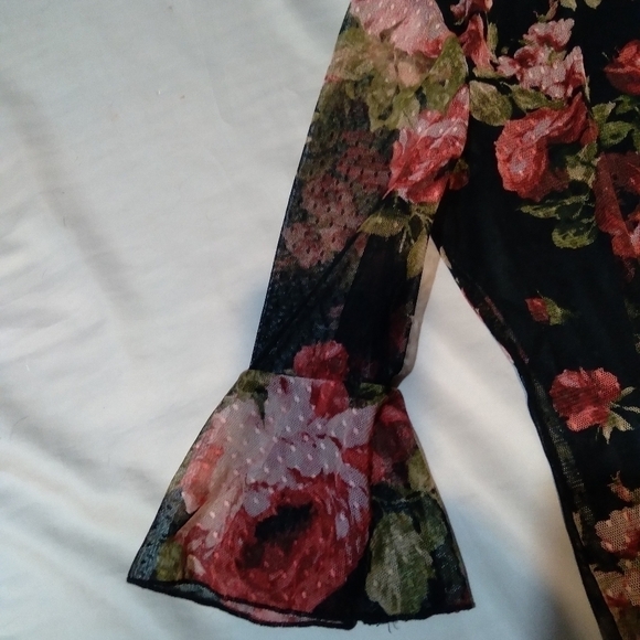 ASHLEY blue Ladies  top. Size small. Lacey material over polyester. - Picture 4 of 5